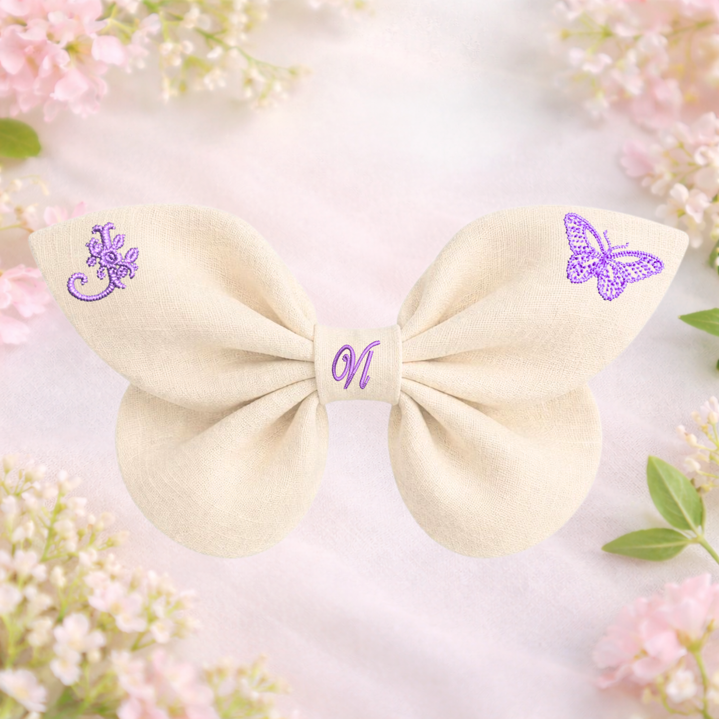 Leinenschleife mit Schmetterlingsstickerei und Monogramm A, B, C ... Z. Frühling 