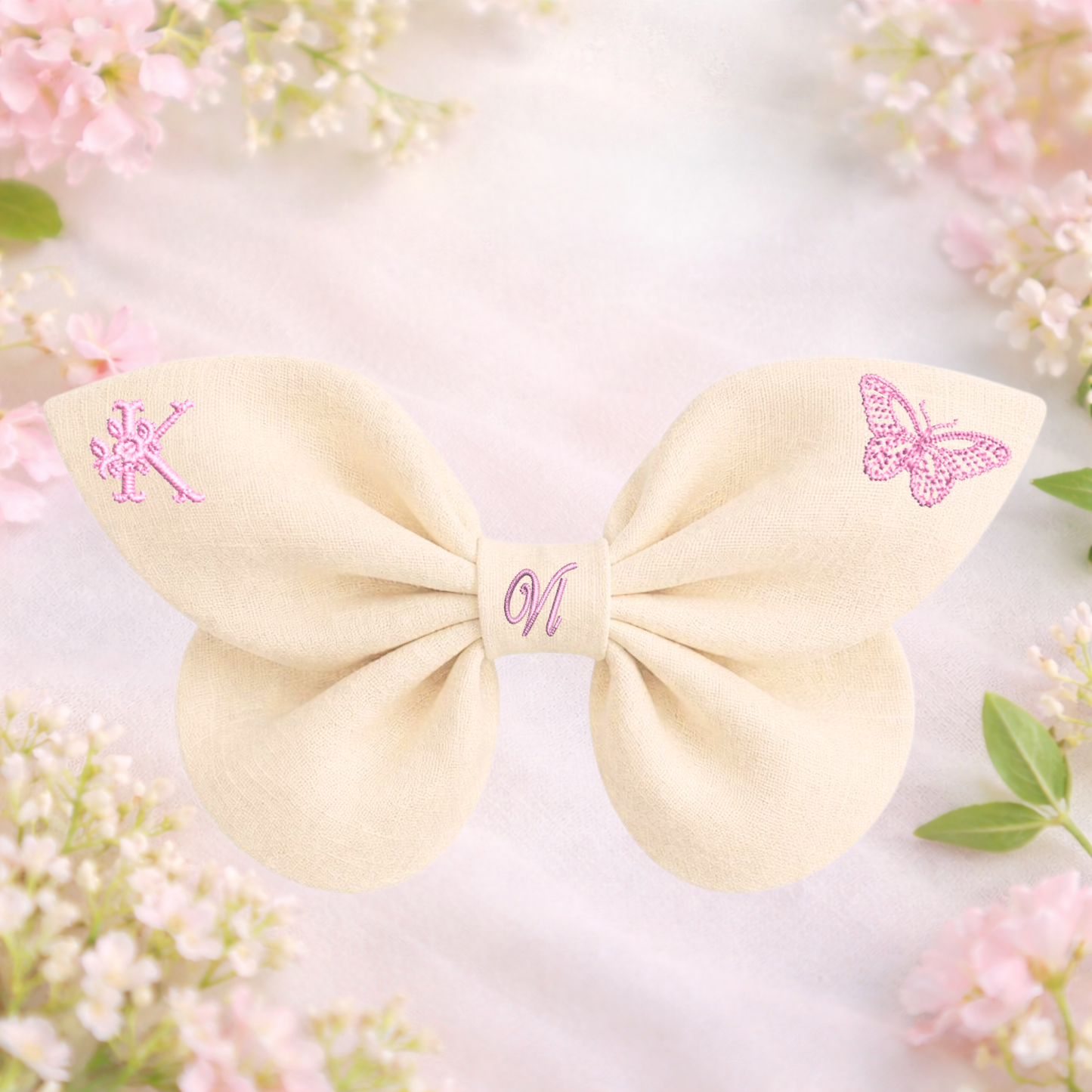 Leinenschleife mit Schmetterlingsstickerei und Monogramm A, B, C ... Z. Frühling 
