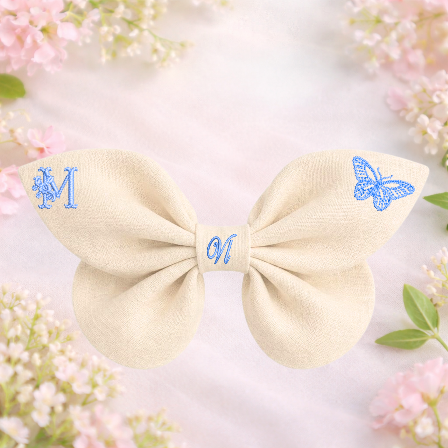 Leinenschleife mit Schmetterlingsstickerei und Monogramm A, B, C ... Z. Frühling 