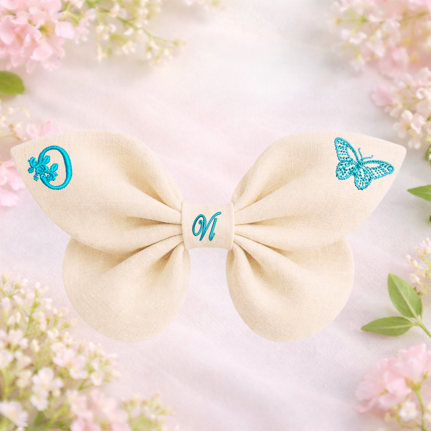 Leinenschleife mit Schmetterlingsstickerei und Monogramm A, B, C ... Z. Frühling 
