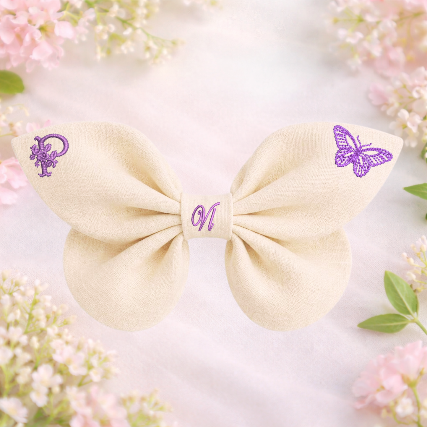 Leinenschleife mit Schmetterlingsstickerei und Monogramm A, B, C ... Z. Frühling 