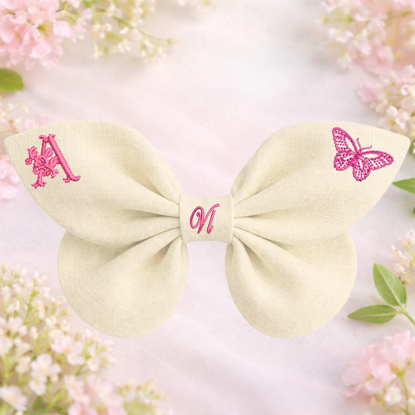 Leinenschleife mit Schmetterlingsstickerei und Monogramm A, B, C ... Z. Frühling 