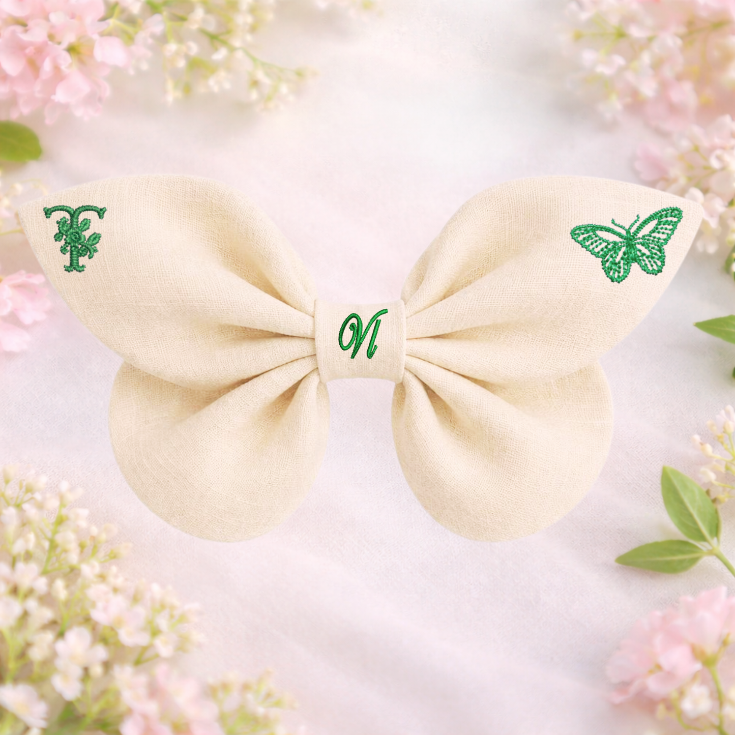 Leinenschleife mit Schmetterlingsstickerei und Monogramm A, B, C ... Z. Frühling 