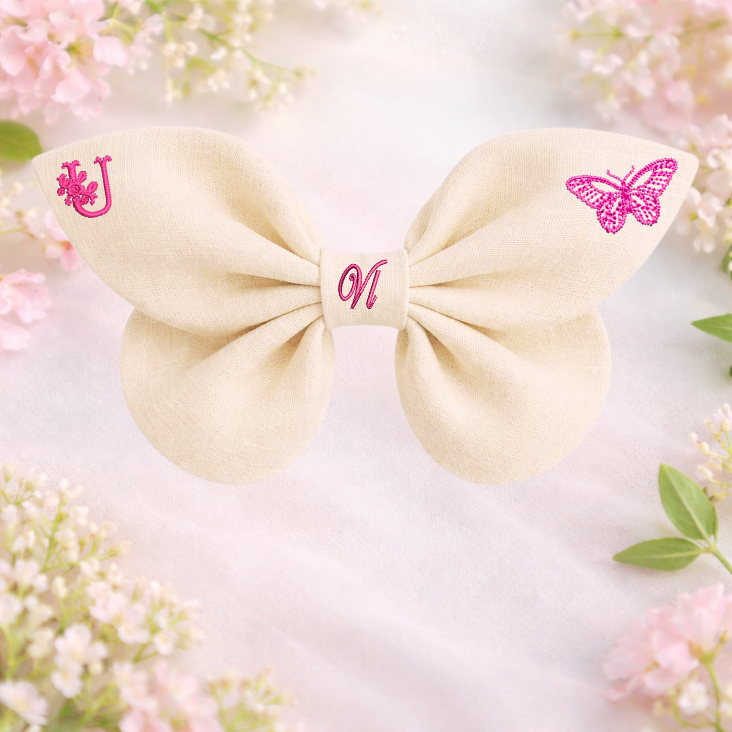 Leinenschleife mit Schmetterlingsstickerei und Monogramm A, B, C ... Z. Frühling 