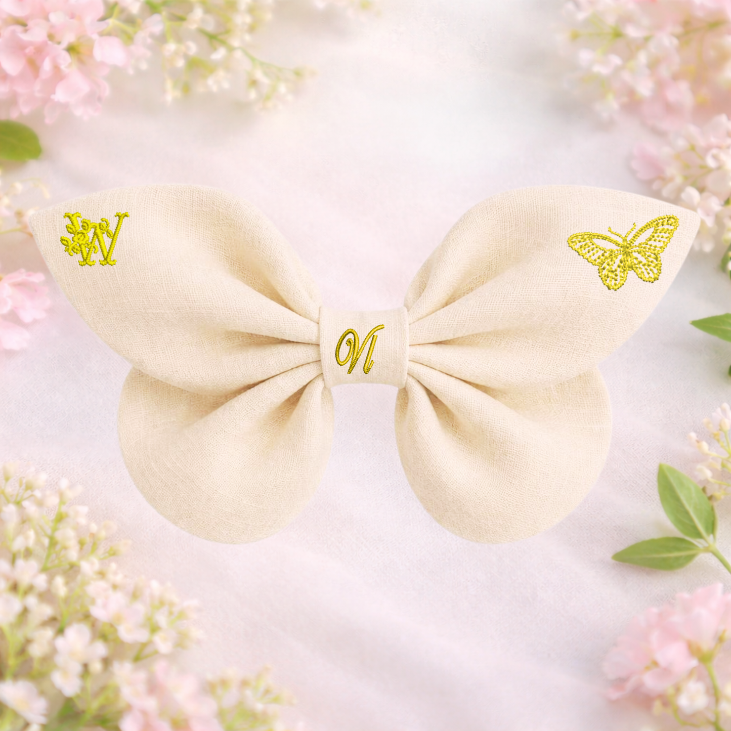 Leinenschleife mit Schmetterlingsstickerei und Monogramm A, B, C ... Z. Frühling 