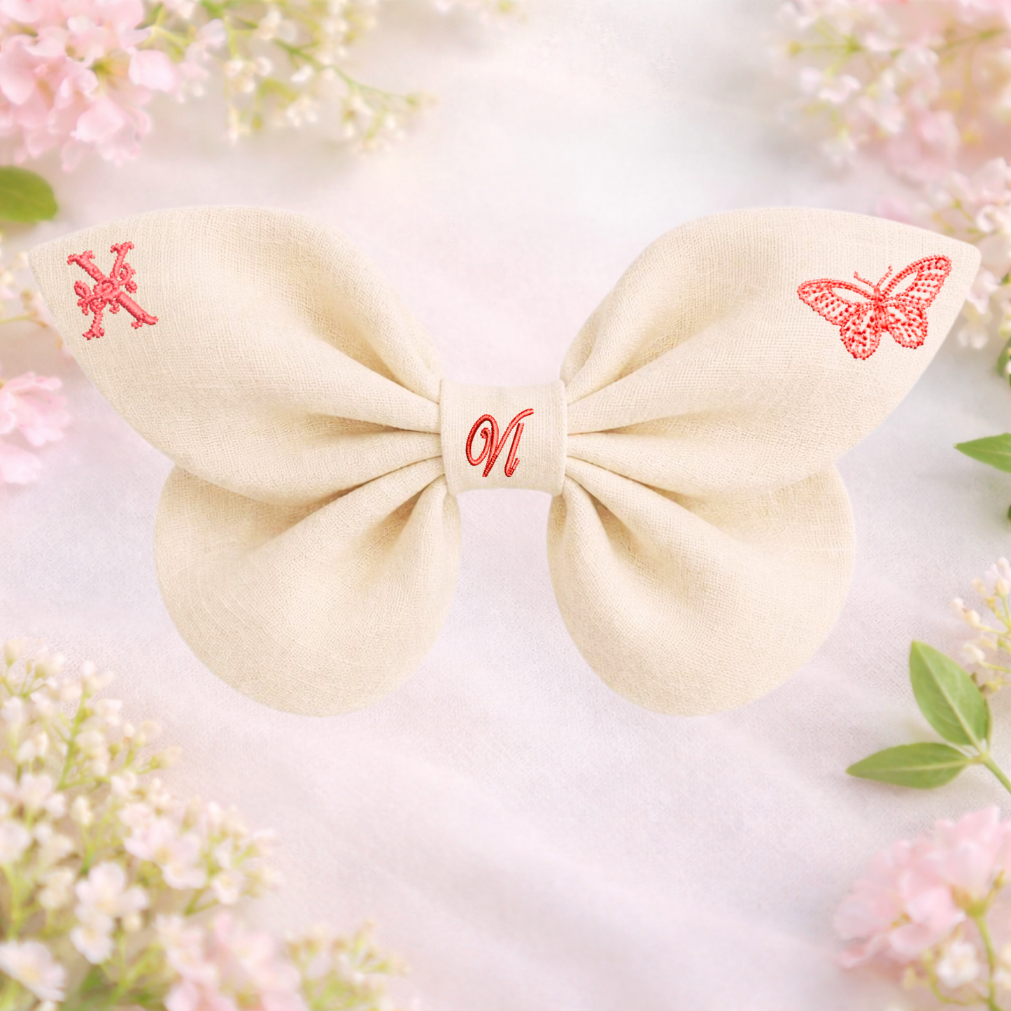 Leinenschleife mit Schmetterlingsstickerei und Monogramm A, B, C ... Z. Frühling 
