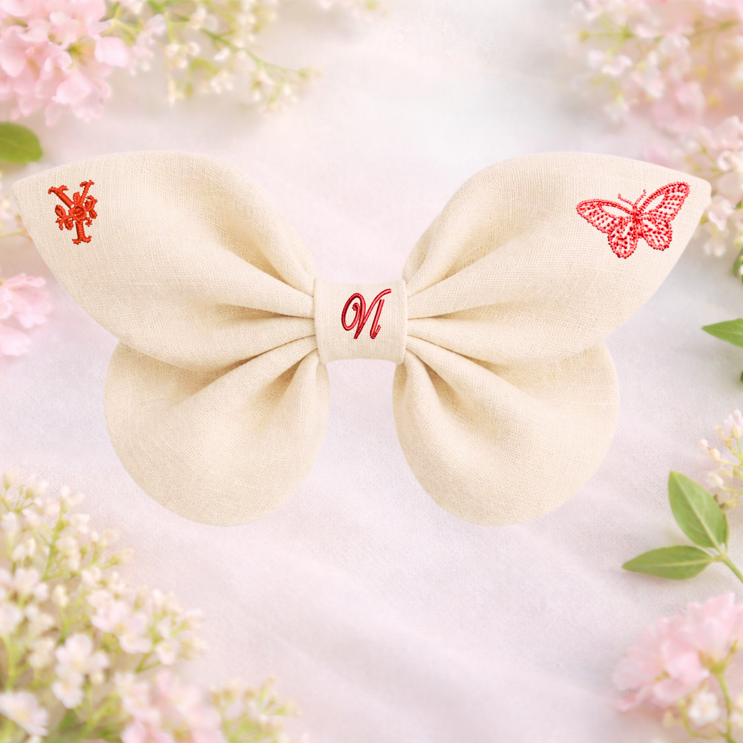 Leinenschleife mit Schmetterlingsstickerei und Monogramm A, B, C ... Z. Frühling 