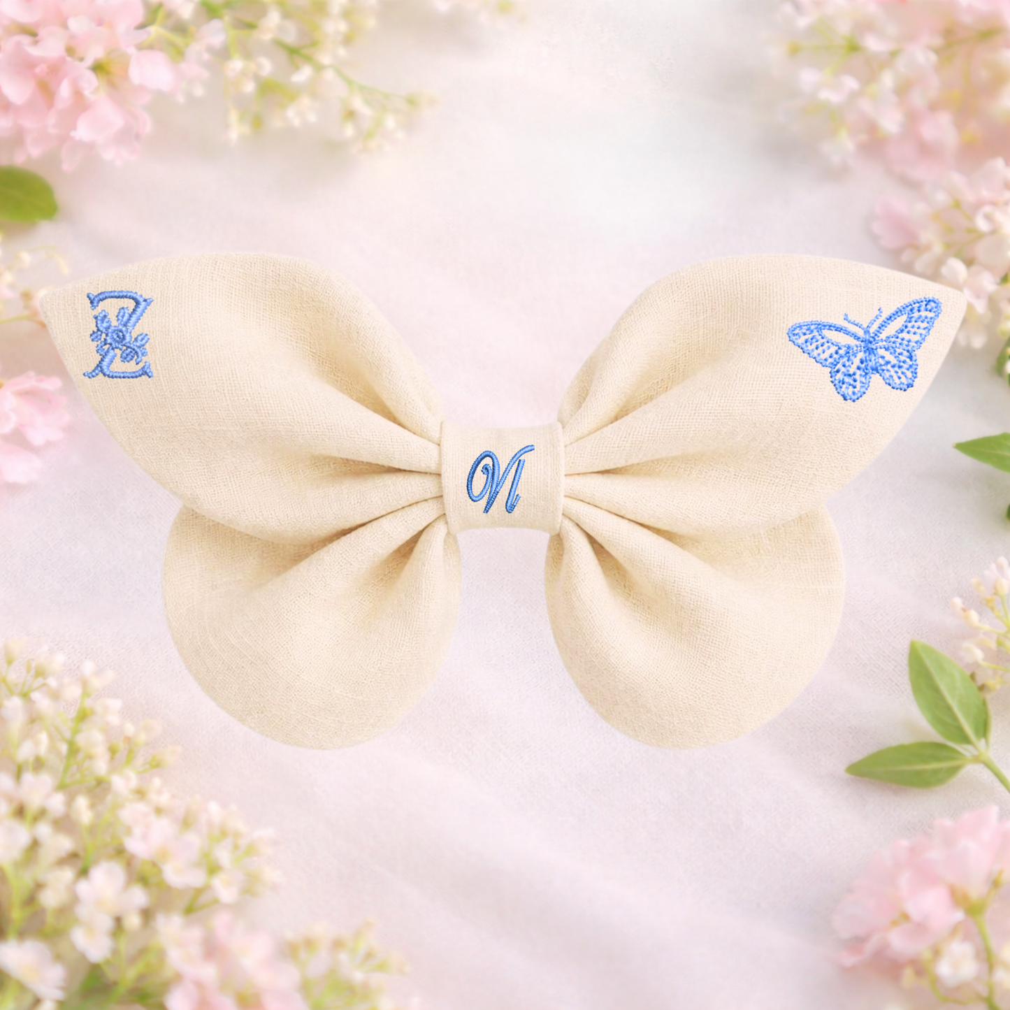 Leinenschleife mit Schmetterlingsstickerei und Monogramm A, B, C ... Z. Frühling 