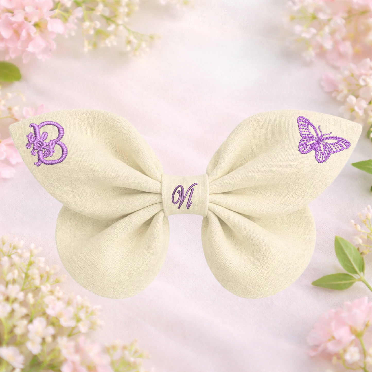 Leinenschleife mit Schmetterlingsstickerei und Monogramm A, B, C ... Z. Frühling 