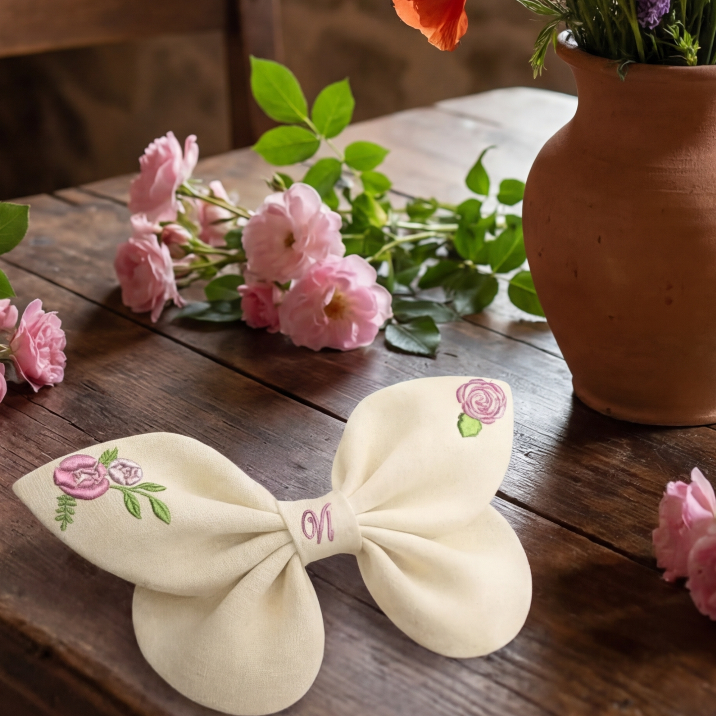 Beigefarbene Leinenhaarschleife mit Rosen- und zarter botanischer Blumenstickerei von Fiori Incantati