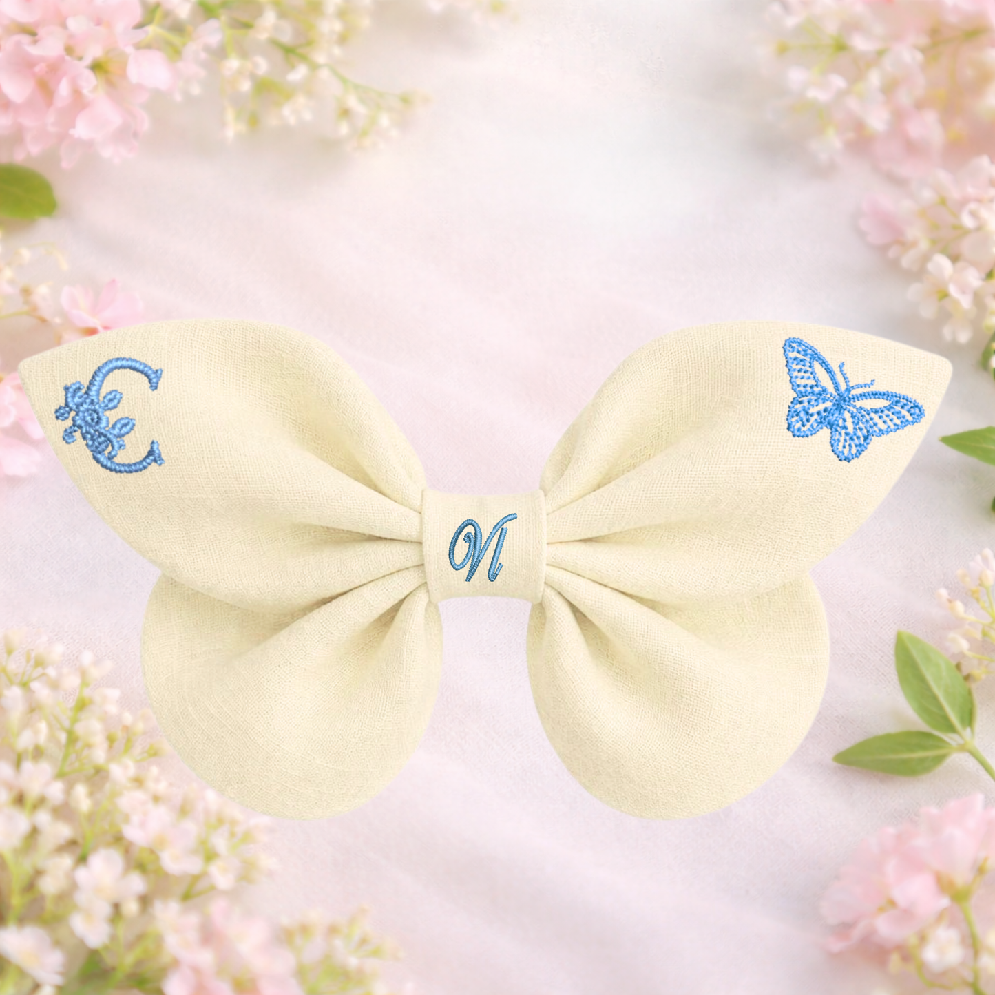 Leinenschleife mit Schmetterlingsstickerei und Monogramm A, B, C ... Z. Frühling 