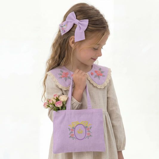 Set coordinato lilla in lino – colletto, fiocco e shopper ricamati