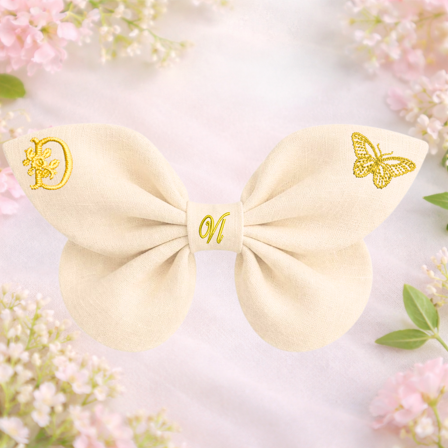 Leinenschleife mit Schmetterlingsstickerei und Monogramm A, B, C ... Z. Frühling 