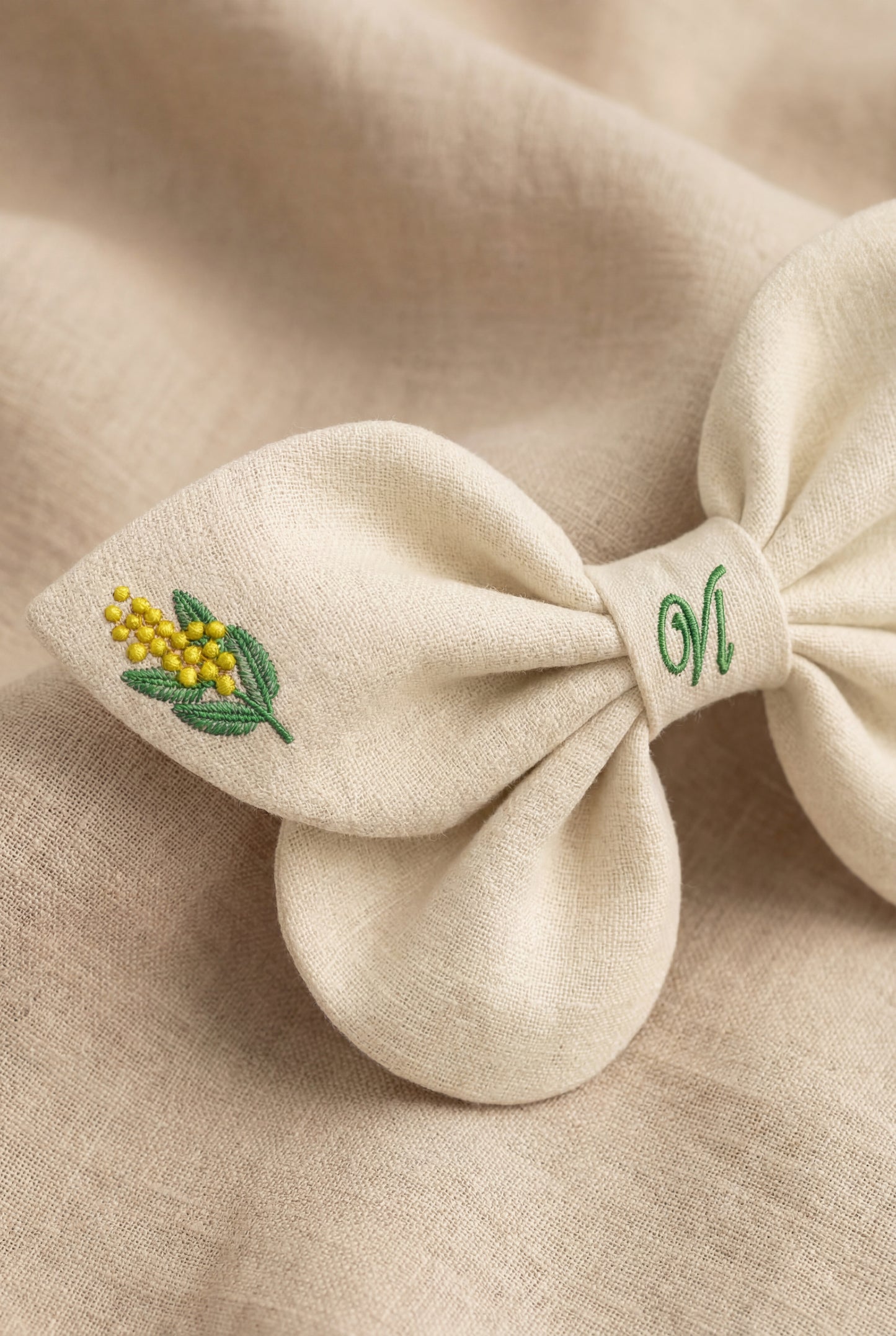 Fiocco per capelli in lino con ricamo mimosa | VIADALINNO Fiori primavera