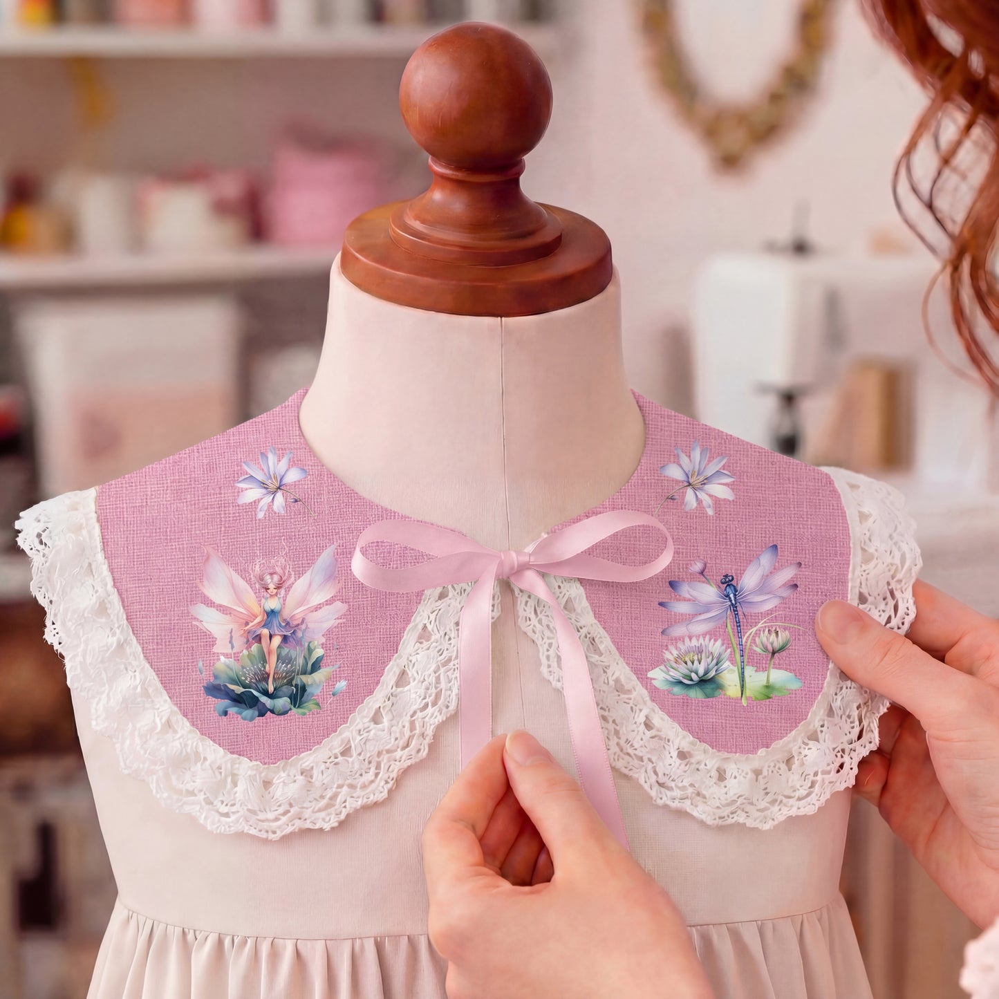 Colletto Peter Pan in lino rosa con stampa floreale e fiabesca – fatto a mano
