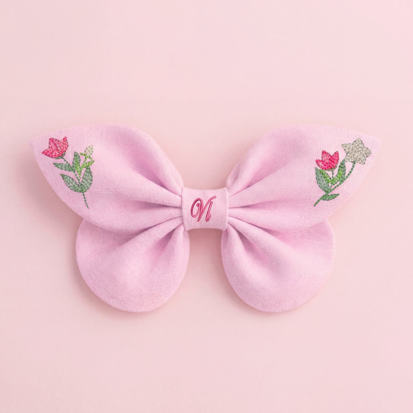 Blaue Leinenschleife mit Kolibri- und Blumenstickerei. Verzauberte Blumen