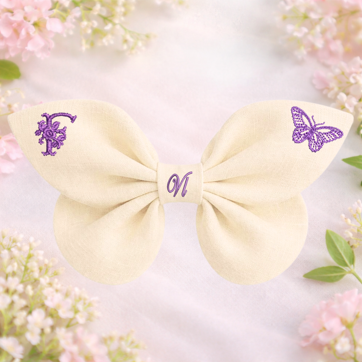 Leinenschleife mit Schmetterlingsstickerei und Monogramm A, B, C ... Z. Frühling 