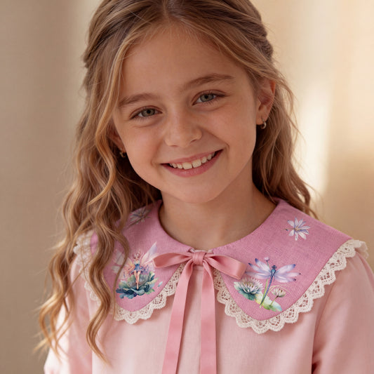 Colletto Peter Pan in lino rosa con stampa floreale e fiabesca – fatto a mano