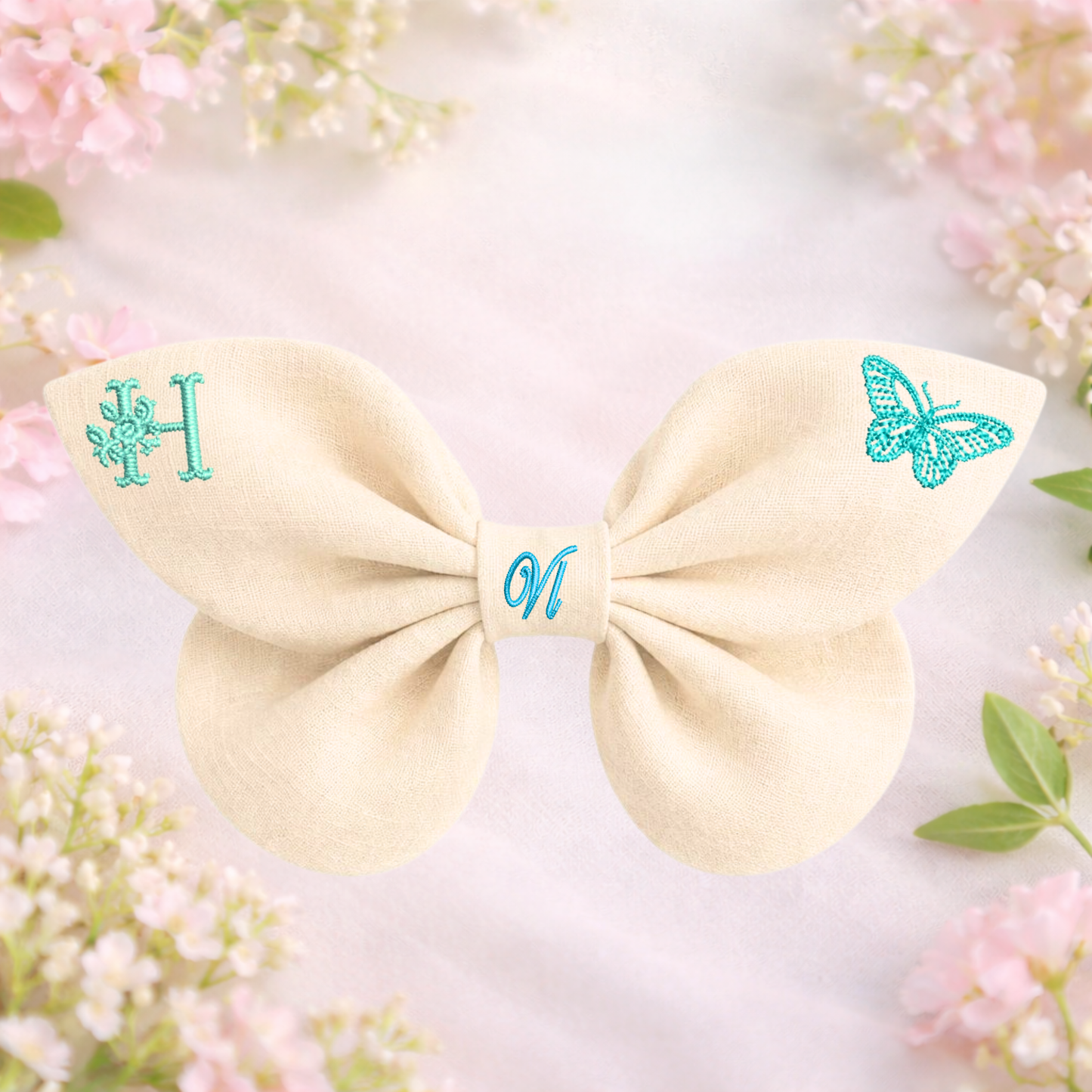 Leinenschleife mit Schmetterlingsstickerei und Monogramm A, B, C ... Z. Frühling 