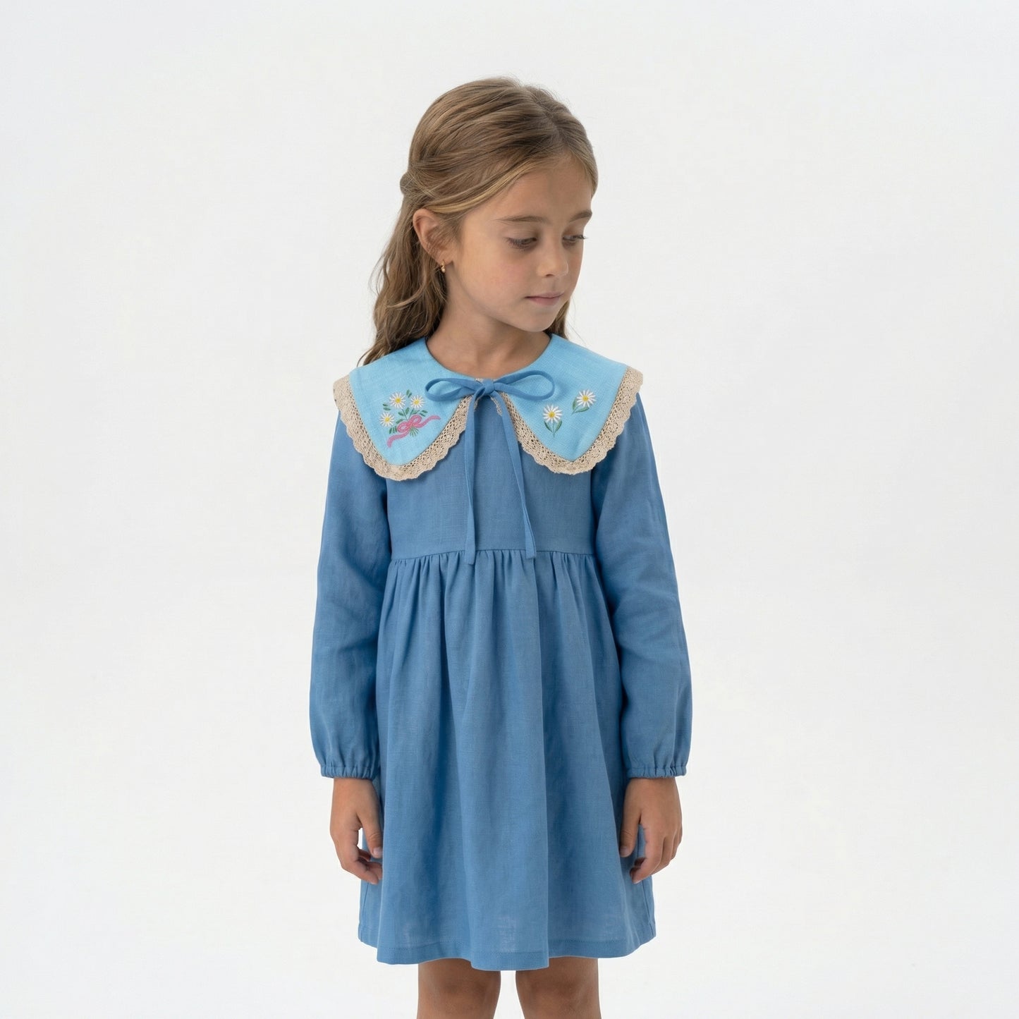 Colletto in lino azzurro ricamato per bambina – Colletto Peter Pan floreale con pizzo, removibile, fatto a mano in Italia