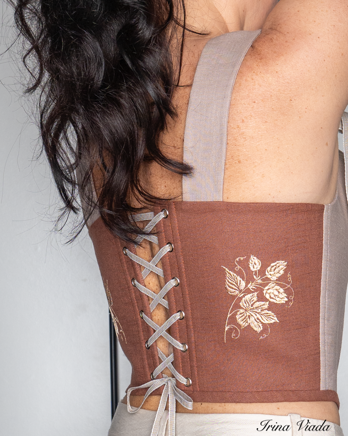 Corsetto in lino con ricamo floreale