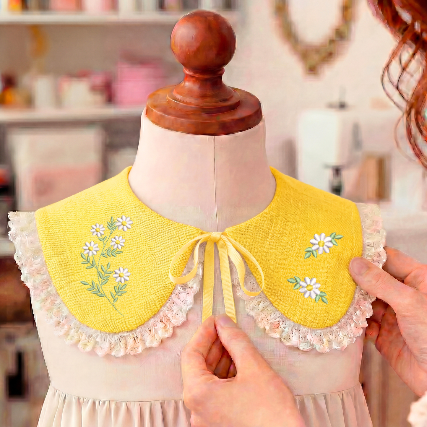 Colletto in lino giallo con ricamo floreale – fatto a mano in Italia