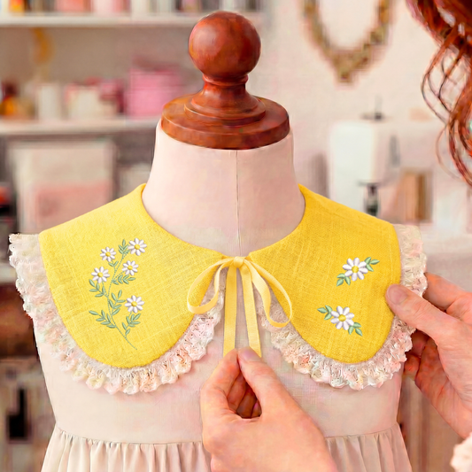 Colletto in lino giallo con ricamo floreale – fatto a mano in Italia