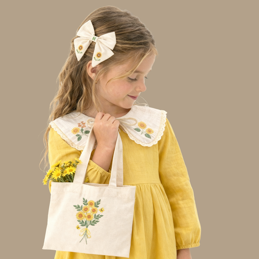 Komplettes Set für Mädchen aus Naturleinen – bestickter Kragen, Shopper und 2 Schleifen mit Sonnenblumen, handgefertigt in Italien