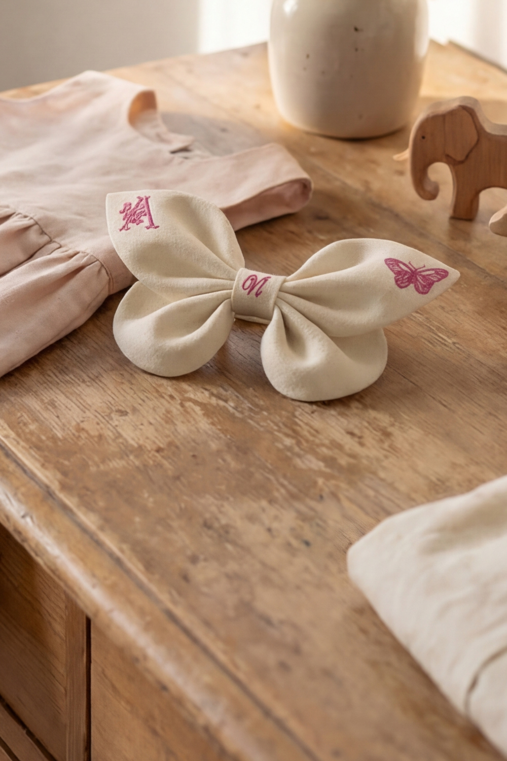 Leinenschleife mit Schmetterlingsstickerei und Monogramm A, B, C ... Z. Frühling 