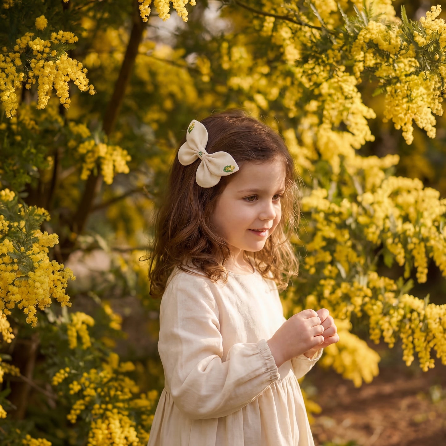 Fiocco per capelli in lino con ricamo mimosa | VIADALINNO Fiori primavera