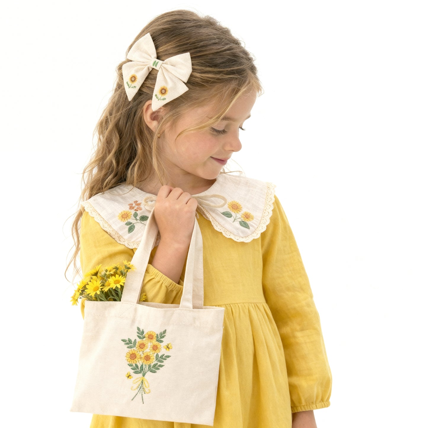 Completo coordinato per bambina in lino naturale – Colletto ricamato, shopper e 2 fiocchi con girasoli, fatto a mano in Italia